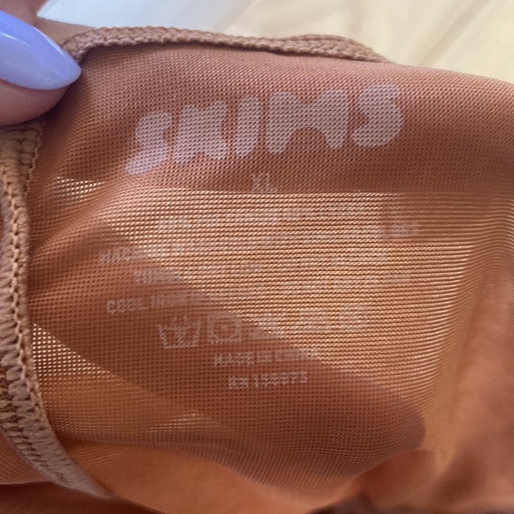 SKIMS BARELY THERE BODYSUIT BRIEF W/ SNAPS - Picture 4 of 4